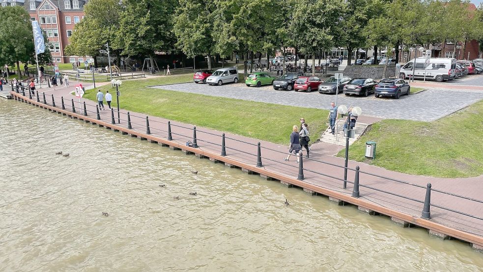 Noch stehen auf der Fläche am Hafenbecken Autos. In ein paar Wochen könnte dieser Platz der Nordbar gehören. Foto: Nording/Archiv