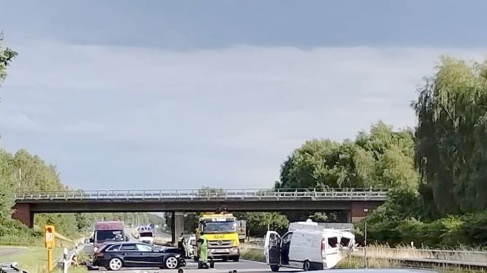 Auf der A 31 ist am Donnerstag unter anderem ein Auto auf einen Kleinlaster aufgefahren. Foto: privat