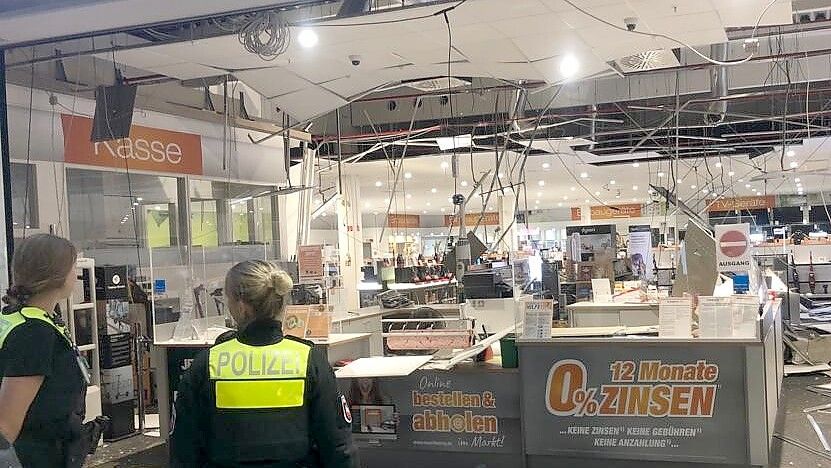 Feuerwehr und Polizei rückten am Sonnabend zu einem Einsatz in Emden aus. In einem Geschäft war im Kassenbereich die Zwischendecke herabgefallen. Foto: H. Müller