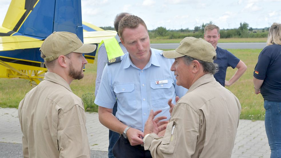 Besprechung vor dem Start: Enrique Ahrtz, Martin Voß und Eduardo Carugati stimmen sich ab. Foto: Ortgies