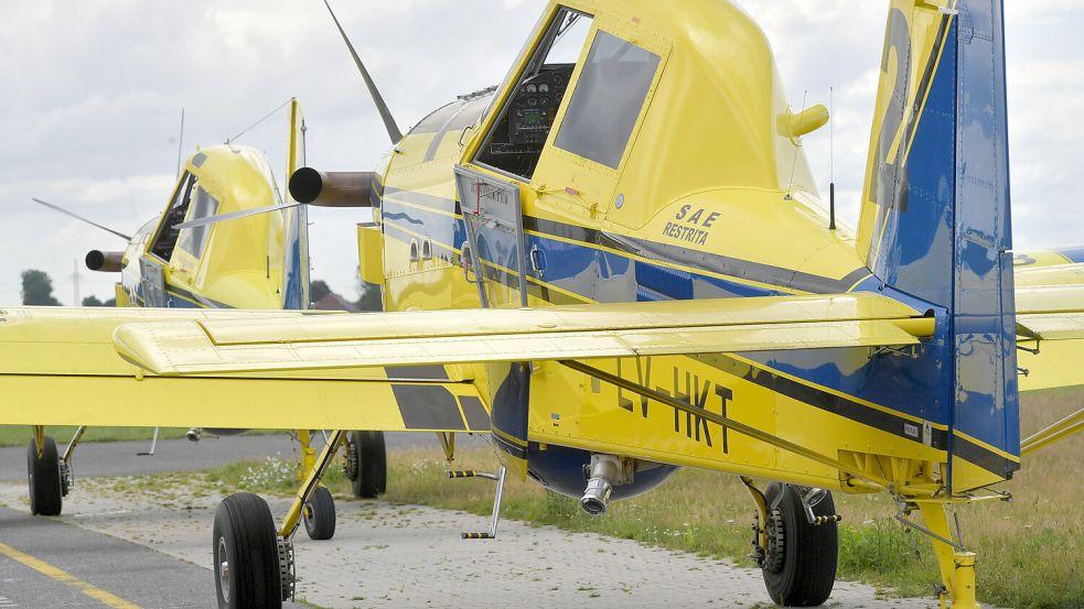Seltene Gäste in Leer: Zwei Löschflugzeuge, die eigentlich in Braunschweig stationiert sind. Foto: Ortgies