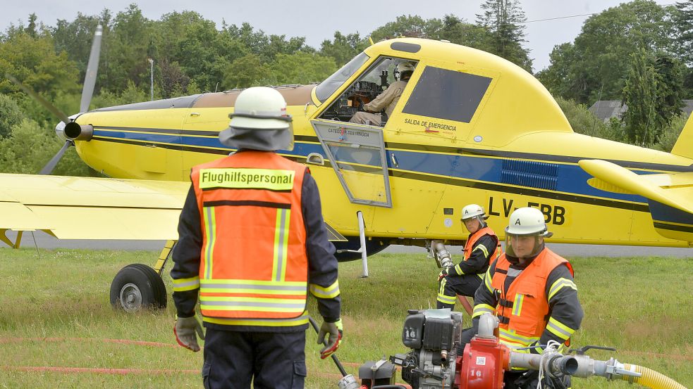 Die Feuerwehrleute am Boden halten engen Blickkontakt. Foto: Ortgies