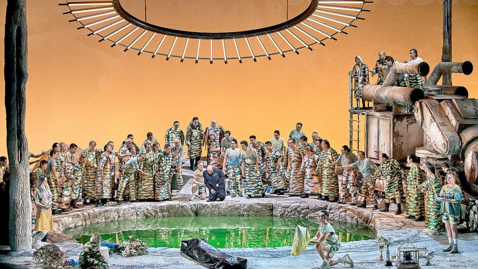 Bereit zum Happy End: Alle sind erlöst von den Schrecken der Vergangenheit in diesem Schlussbild des neuen Bayreuther „Parsifal“. Foto: Enrico Nawrath