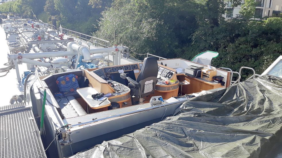 Das Brückenhaus des Schiffes wurde bei dem Zusammenstoß abgerissen. Foto: Wasserschutzpolizei