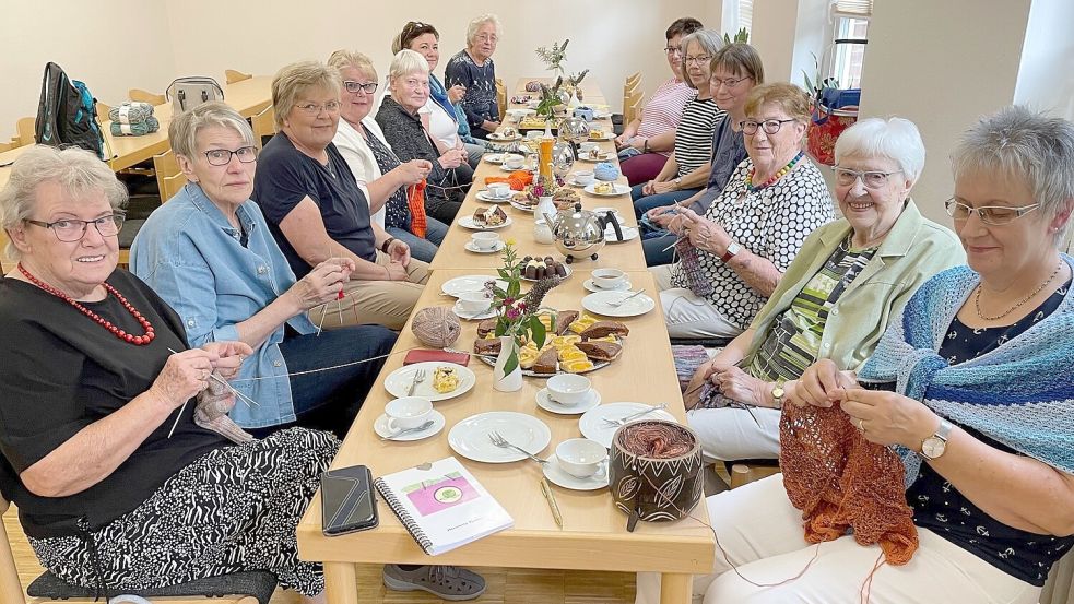 Tee trinken, Kuchen essen und die Nadeln zum Glühen bringen: Im Gemeindehaus in Rhaude trifft sich regelmäßig eine der Strickgruppen. Foto: Janßen
