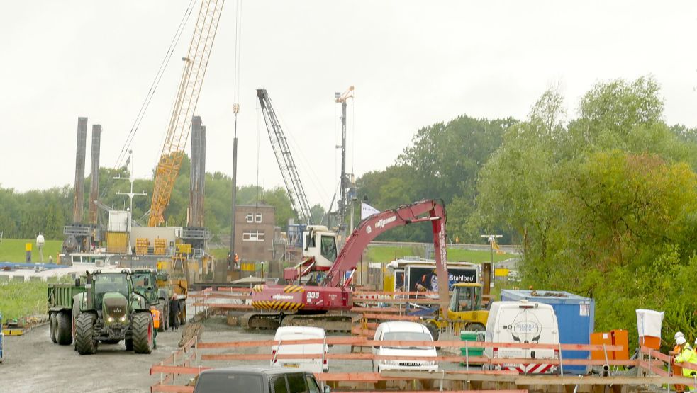 Die Arbeiten an der Friesenbrücke laufen. Foto: Wieking