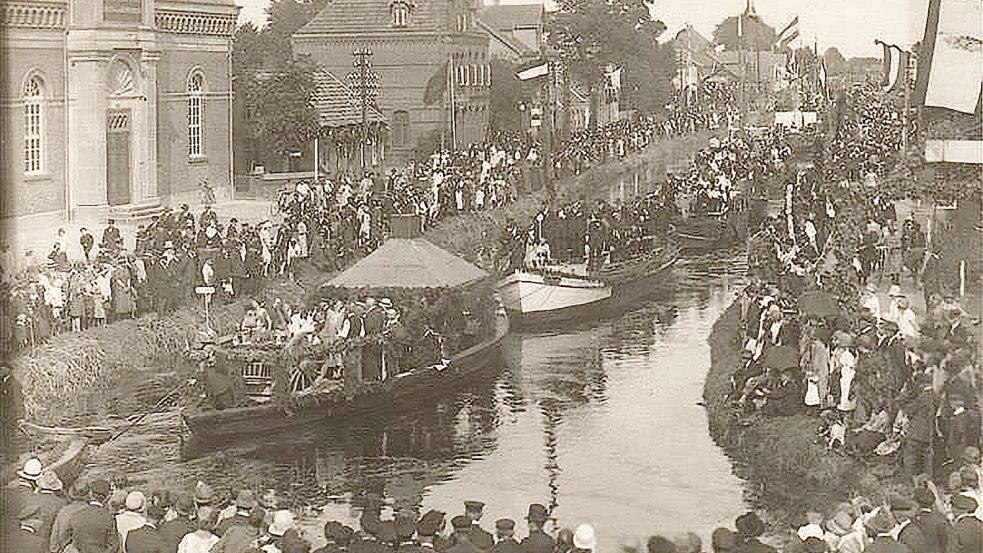 Die Wirtschaft in Westrhauderfehn florierte Anfang des 20. Jahrhunderts. Der Wachstum war ein Grund für die Gründung der Banken. Das Foto zeigt den ostfriesischen Handwerkertag am Untenende 1927.