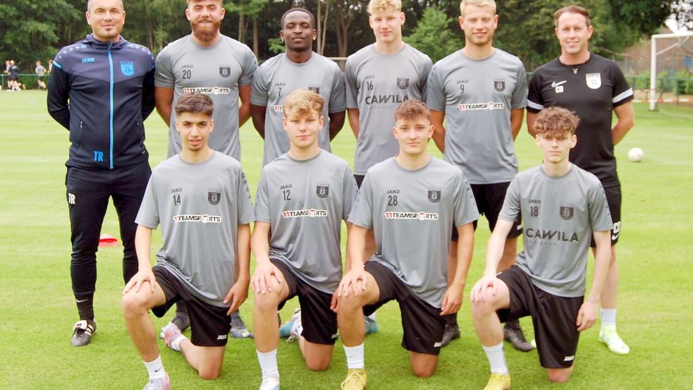 Neu beim SC Blau-Weiß 94 Papenburg sind (hinten von links): Trainer Maik Stolzenberger, Arlind Jonjic, Benny Boungou, Maik Müller, Malte Maas und Co-Trainer Dennis Rose sowie (vorne von links) Samer Souleiman, Arne Berends, Mathis Anthoni und Keno Kehlmann. Es fehlt Ole Marx. Fotos: Reemts