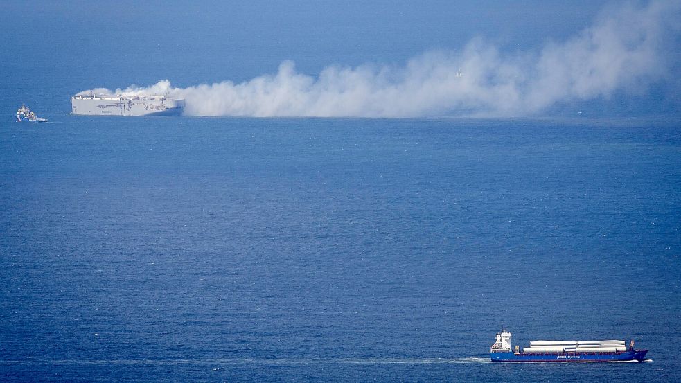 Brennt seit Mittwochnacht auf der Nordsee: Die „Fremantle Highway“ hat mehrere tausend Tonnen Schweröl gebunkert. Foto: Imago Images/ANP/Jan Spoelstra