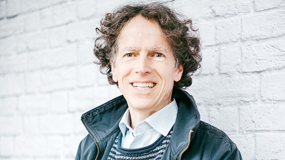 Iwan König ist künstlerischer Leiter des Klassikfestivals „Musikalischer Sommer in Ostfriesland“. Foto: Ehrt