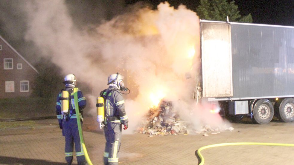 Die Feuerwehr rückte in der Nacht nach Weener aus. Fotos: Joachim Rand