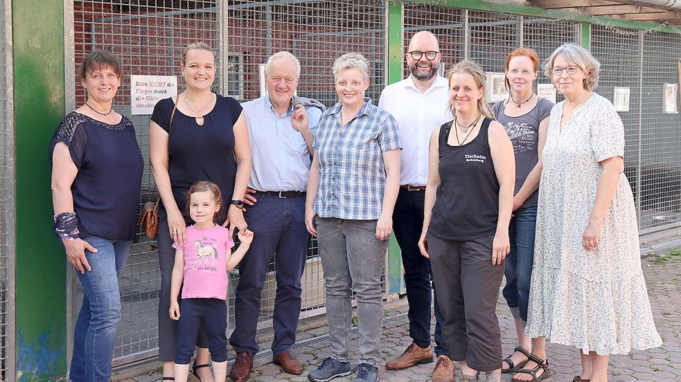 Sind hoffnungsvoll, bald einen Standort für den Tierheim-Neubau zu finden (von links): Monika Böker, Vorsitzende des Tierschutzvereins, Anne Tapken, Kreisrätin, mit ihrer Tochter, Dr. Karl-Wilhelm Paschertz, Veterinäramtsleiter, Katrin Evers, Tierärztin beim Landkreis Cloppenburg, Landrat Johann Wimberg, Franka Thun, Tierheimleiterin, Susanne Beckemeier, 2. Vorsitzende und Isabell Gröger, Schriftführerin des Tierschutzvereins. Foto: Kampmann / Landkreis Cloppenburg.