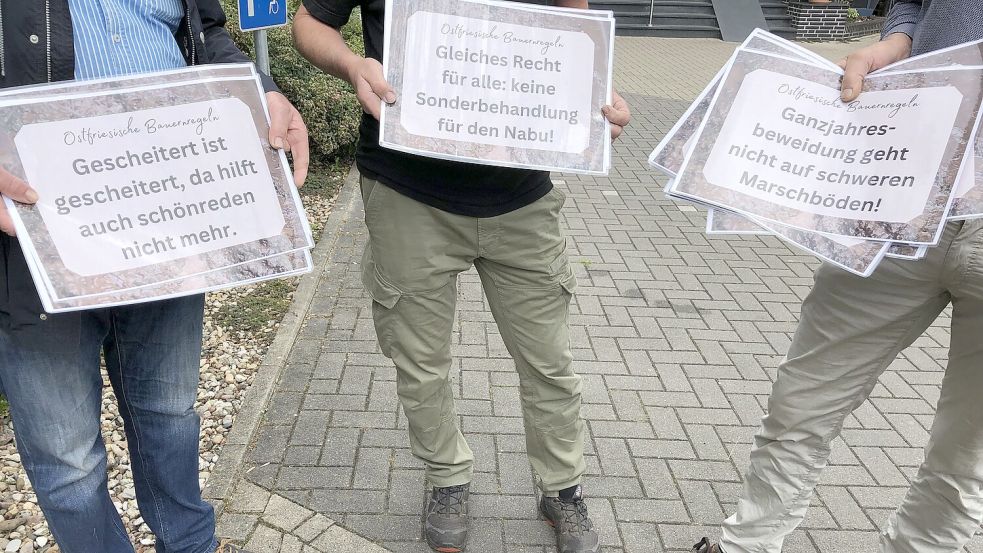 Vor der Pressekonferenz demonstrierten drei ansässige Landwirte gegen eine – wie sie finden – Sonderbehandlung des Nabu. Sie wollten sich weder fotografieren lassen noch ihre Namen sagen. Foto: Mielcarek