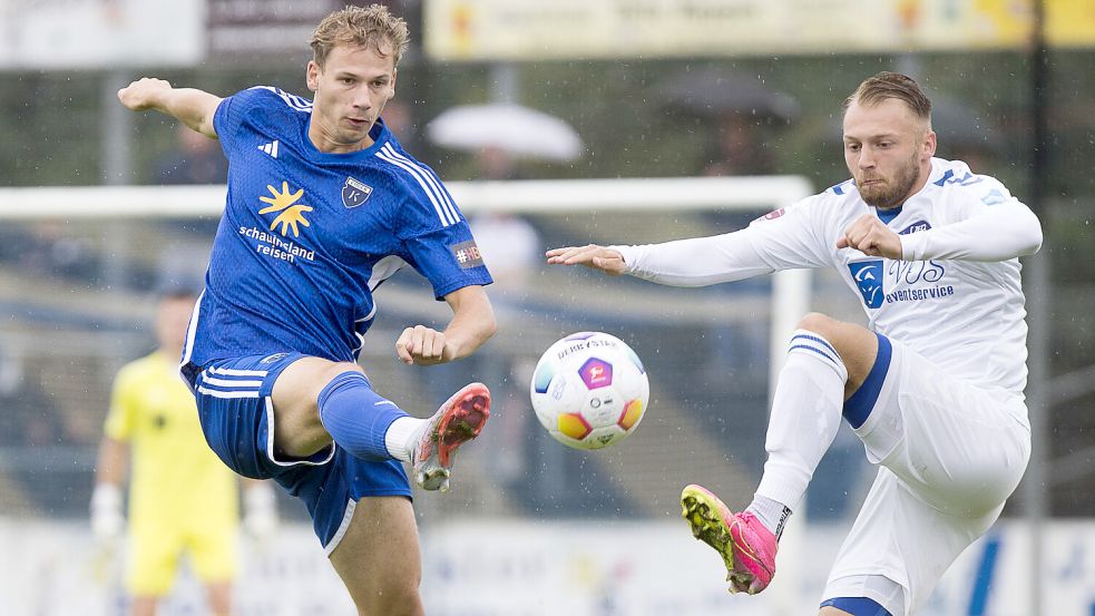 David Schiller (links, hier beim 3:1-Testspielsieg gegen den VfB Oldenburg) ist einer der Emder Neuzugänge, die nach überzeugender Vorbereitung gute Chancen auf die Startformation haben dürften. Foto: Doden, Emden