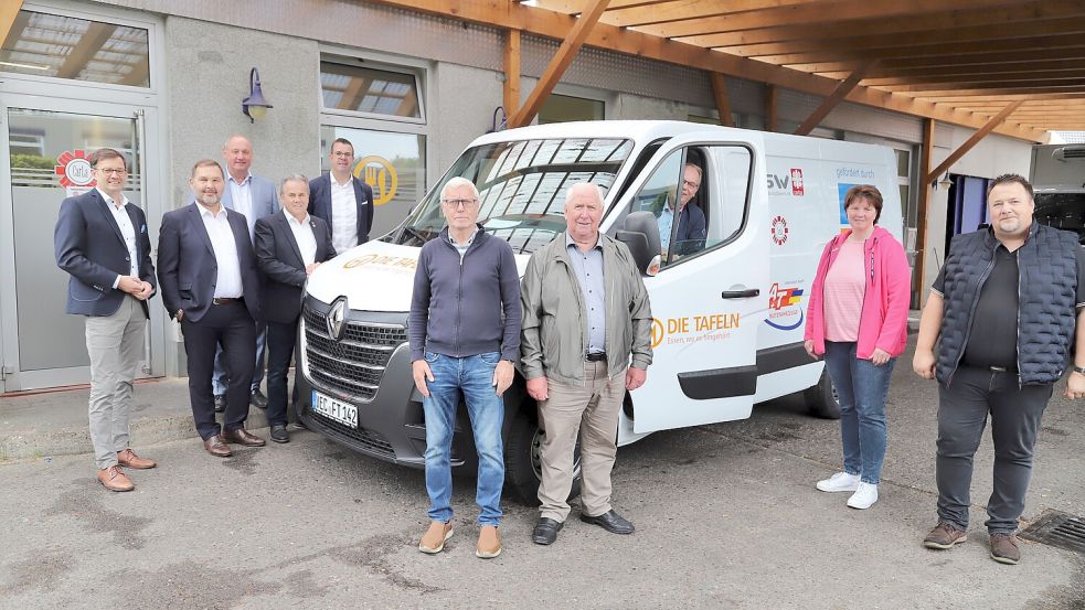 Übergabe des neuen Fahrzeuges an die Friesoyther Tafel (von links): Jürgen Fuhler (VR-Bank), Stefan Awick (Volksbank) Markus Lamping (Raiffeisenbank) Michael Schaub, Herbert Neteler (AT), Johannes Budde, Werner Fuhler, Reinhold Looschen, Bianca Henken (Tafel) und Eckehard Drees (Caritas). Foto: Passmann