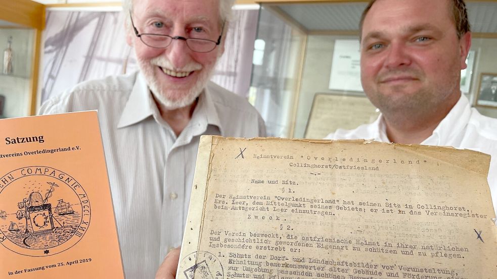 Bernt Strenge (links) mit der aktuellen Satzung, Marcus Neumann mit dem Original der ersten Satzung des Heimatvereins Overledingerland aus dem Jahr 1948. Foto: Janßen