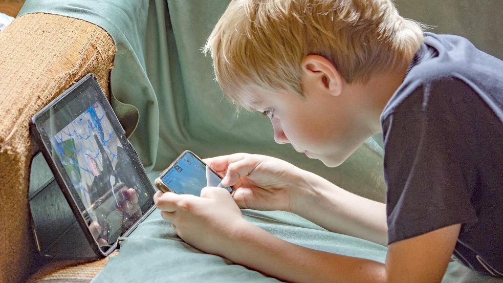 Wenn Kinder vor dem Tablet kleben, „stehen mir die Haare zu Berge“, sagt Kinderärztepräsident Thomas Fischbach. Foto: Imago Images