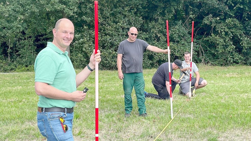 Marktmeister Jens Siemer (von links) und sein Team um Michael Warnking, Carsten Thöle und Leon Imbusch starten mit den Aufbauarbeiten zum Stoppelmarkt 2023. Foto: Thomes