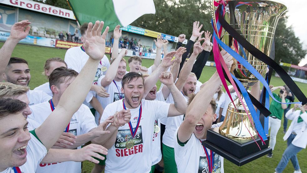 Der SV Wallinghausen (in der Mitte Siegtorschütze Lukas Günsel) erhielt neben einem riesigen Pokal auch satte Prämien. Foto: Doden
