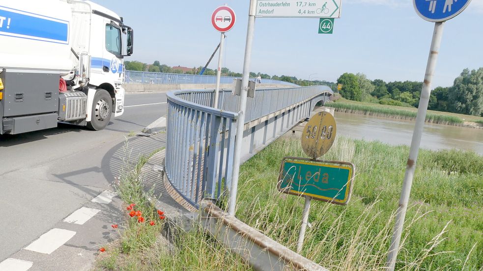 Die marode Ledabrücke bei Leer wird an zwei Tagen teilweise gesperrt. Foto: Wieking