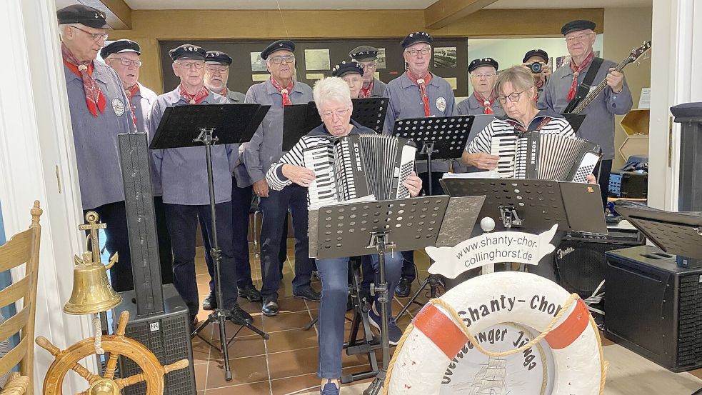 Der Shanty-Chor „Overledinger Jungs“ Collinghorst sag Lieder wie „Leinen los und an den Wind“. Foto: Hagewiesche