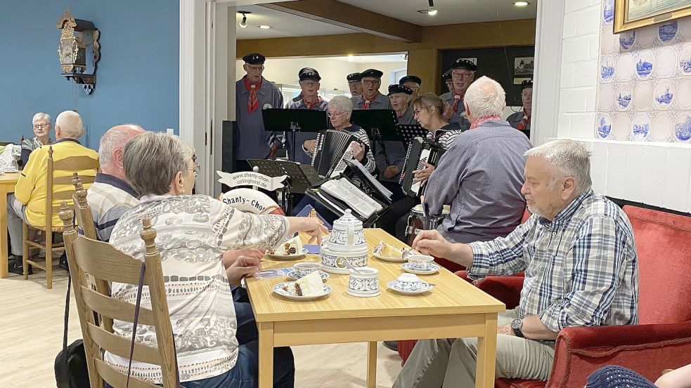 Bei Tee und Kuchen wurde fröhlich mitgesungen, geschunkelt und geklatscht. Foto: Hagewiesche