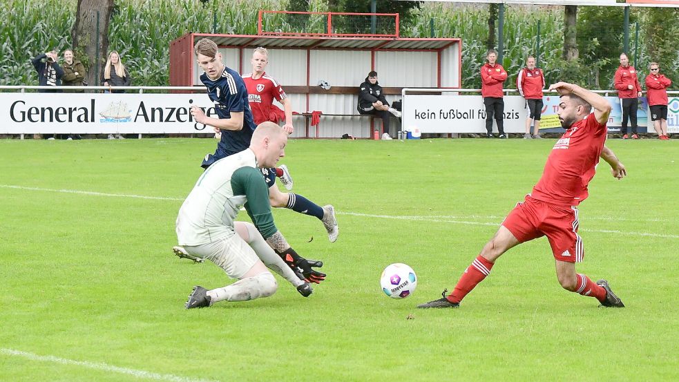 Daoud Jajan spitzelt den Ball an Steffen Djuren vorbei und schiebt ihn dann zum 5:0 über die Linie. Foto: Damm
