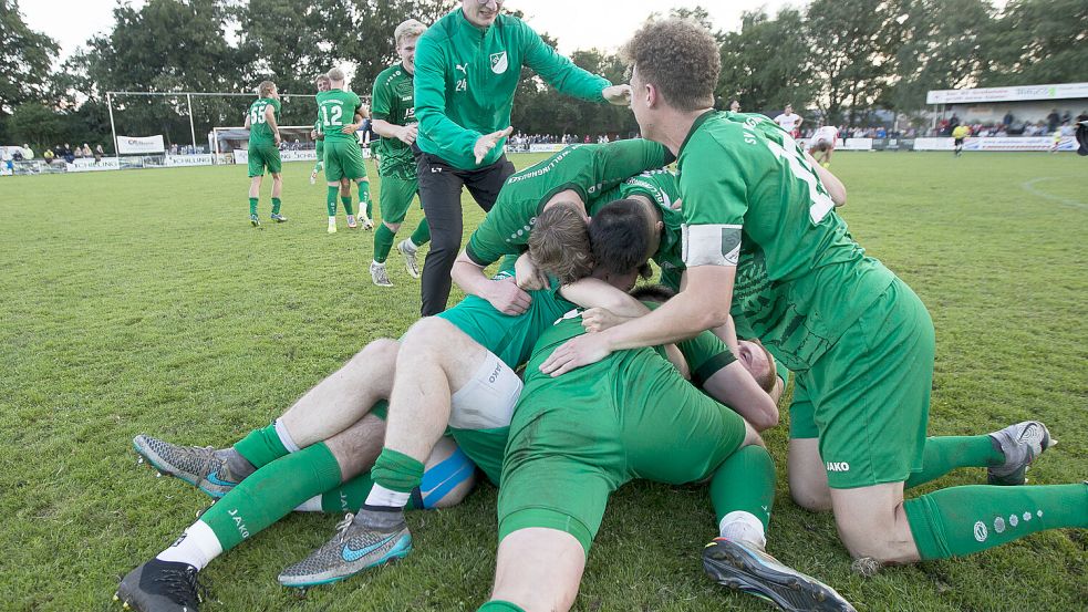 Nach den Treffern des SV Wallinghausen und auch nach Spielschluss bildete sich eine grüne Jubeltraube auf dem Spielfeld. Foto: Doden, Emden