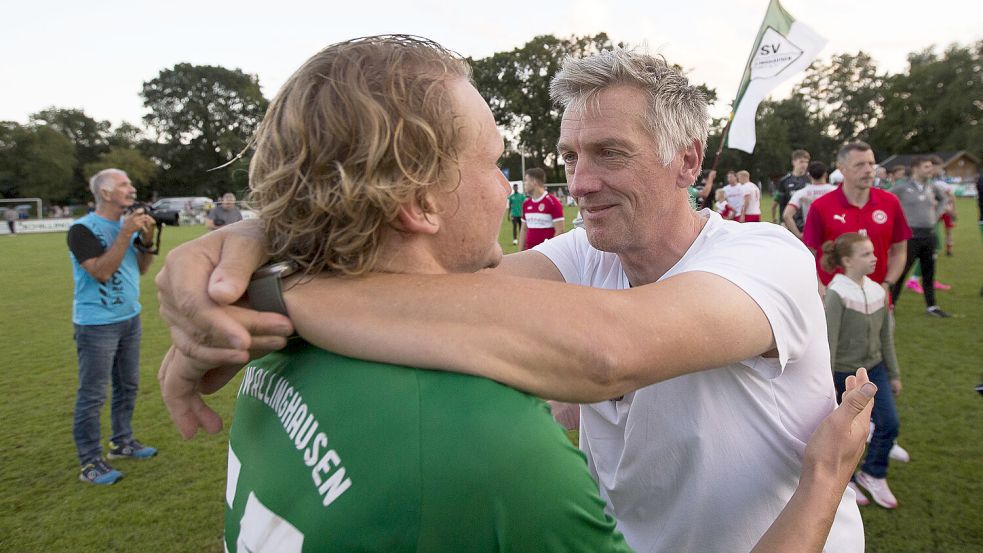 Trainer Ewald Mühlenbrock gratulierte seinen Spielern (hier Tilko Trebesch) zu einer tollen Leistung. Aber auch er bekam viele Glückwünsche. Foto: Doden, Emden