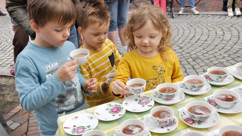 Auch Kinder probierten den Tee. Foto: Wolters