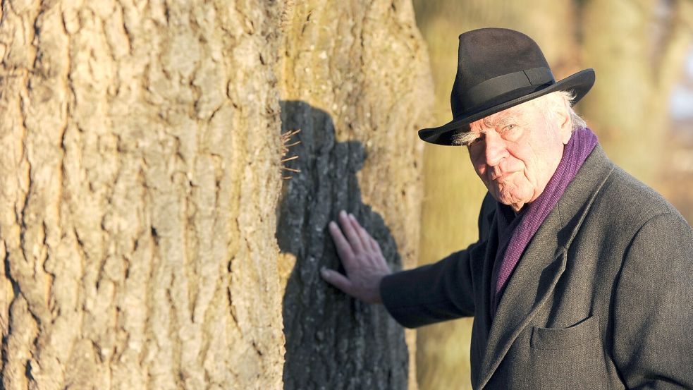 Martin Walser vor zehn Jahren am Bodensee. Foto: dpa/Felix Kästle