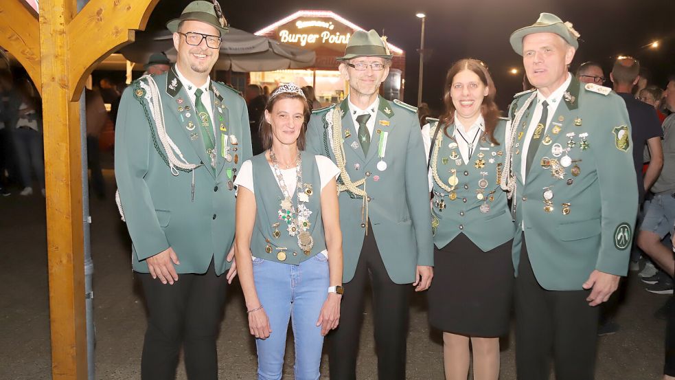 Der Königsthron aus Kampe-Ikenbrügge (von links): Thorsten Eden, Dajana und Uwe Niemeyer, Brigitte und Stefan Tiedeken. Foto: Passmann