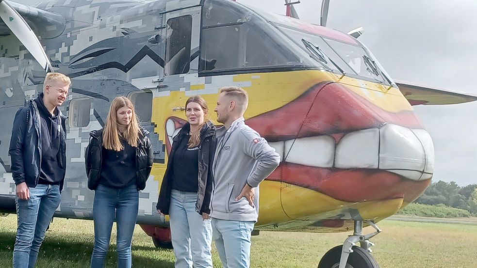 Bevor es losging, gab es für Tom Meyer (von links), Emma Seemann und Annika Tebben von „Pink“-Pilot Timo Köster zunächst einmal eine Sicherheitseinweisung. Foto: Wilken