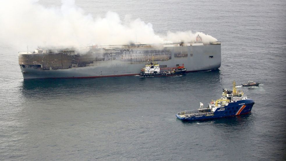 Der Autofrachter „Fremantle Highway“ in der Nordsee. Foto: Flugzeug der Küstenwache/Küstenwache der Niederlande/dpa