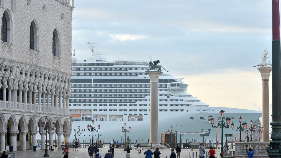 Kreuzfahrtkolosse in Venedig sind ein Problem für die Lagunenstadt. Foto: dpa/ANSA/Andrea Merola