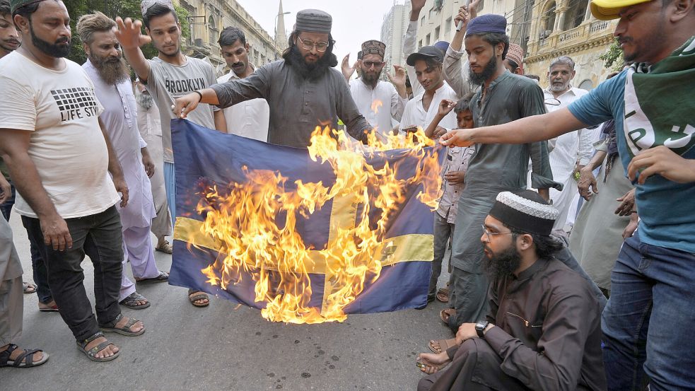 Wegen der Koranverbrennungen in Schweden kommt es in der islamischen Welt, wie hier in Pakistan, zu Protesten, die sich gegen das skandinavische Land richten. Foto: dpa/AP/Fareed Khan