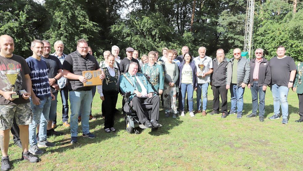 Die erfolgreichen Sportschützen des Kreiswanderplaketten-Schießens in Neuland Foto: Passmann