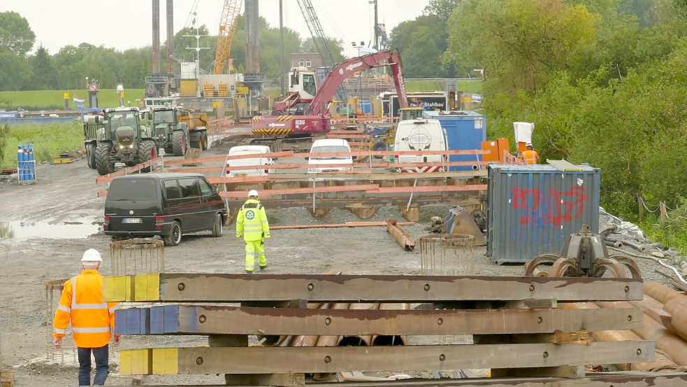 Blick von Hilkenborg über die Baustelle an der Ems nach Weener: Dort wird gerade die neue Friesenbrücke, Europas größte Hub-Dreh-Brücke, gebaut. Foto: Wieking