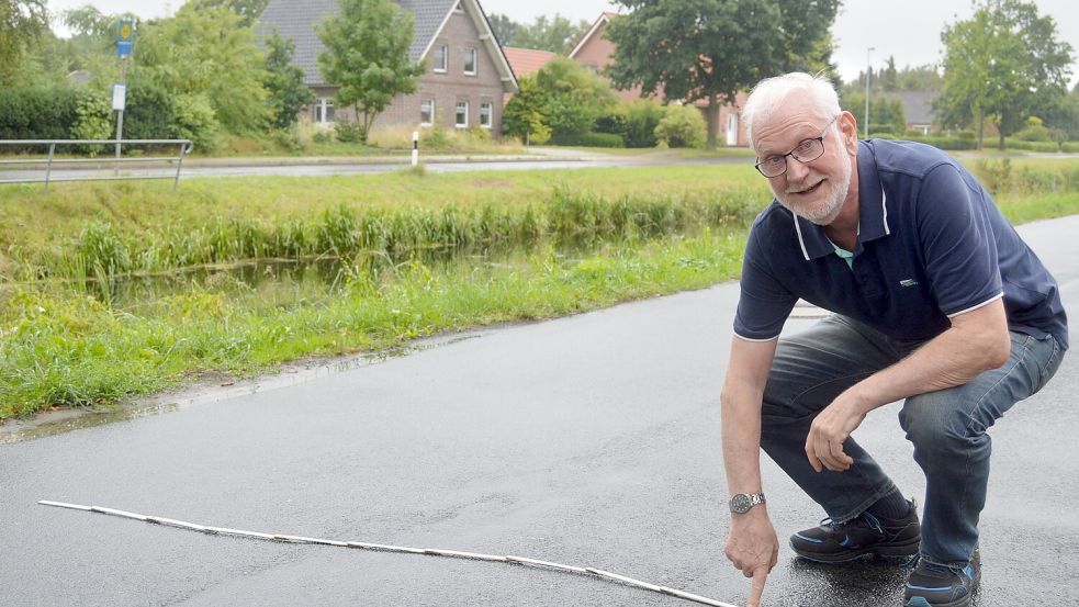 Aus Sicht von Ulrich Benedix erfüllt die Straße an der Westseite der 3. Südwieke in Rhauderfehn die Voraussetzungen für eine Widmung als Fahrradstraße. Er hat die Fahrbahnbreite genau ausgemessen. Mit 5,15 Meter ist sie sogar 15 Zentimeter breiter, als für eine erfolgreiche Umsetzung nötig wäre. Fotos: Weers
