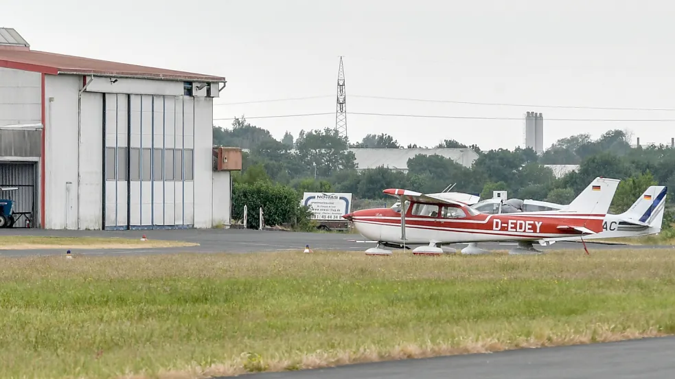 Wegen des alljährlichen Fallschirmspringens wird es aus Sicherheitsgründen beim Flugplatz eine Einbahnstraßenregelung geben. Archivfoto: Ortgies