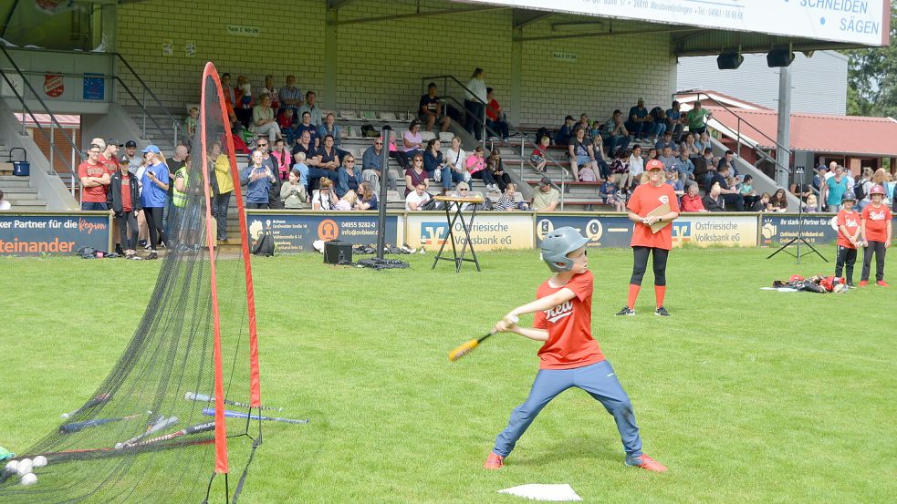 Auf dem Rasen von Concordia Ihrhove gab es ein Baseball-Turnier zum Abschluss. Foto: Weers