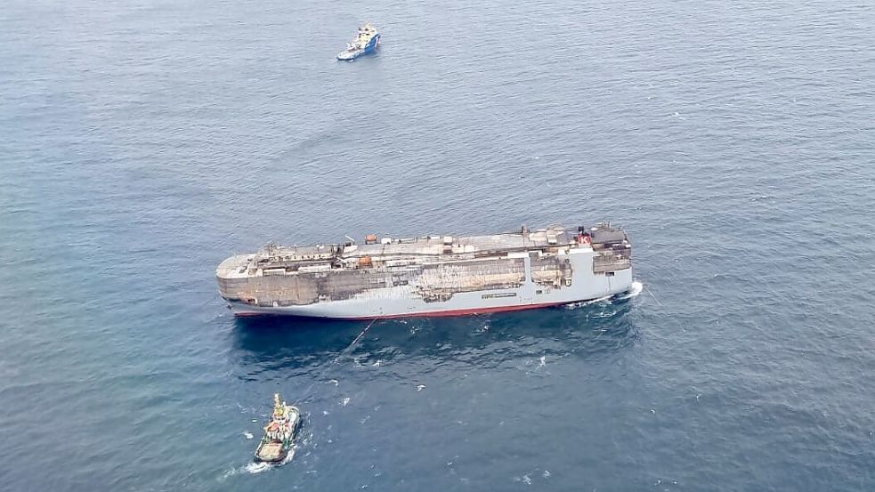 Die „Fremantle Highway“ ist nach mehreren Tagen, an denen es auf dem Schiff gebrannt hat, schwer beschädigt. Foto: Küstenwache