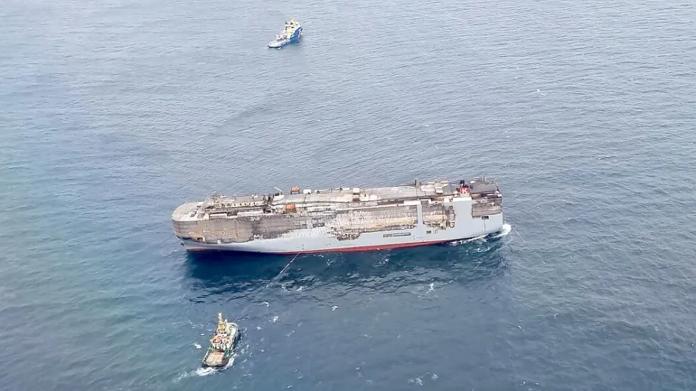 Die „Fremantle Highway“ ist nach mehreren Tagen, an denen es auf dem Schiff gebrannt hat, schwer beschädigt. Foto: Küstenwache