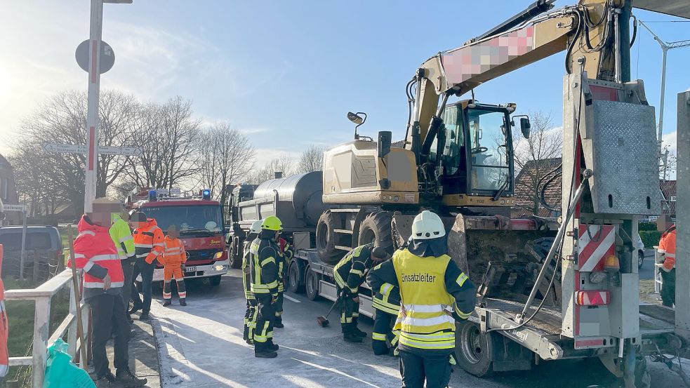 Der Baggerarm steckte im März unter der Brücke über den Nordgeorgsfehnkanal fest. Foto: Nording/Archiv