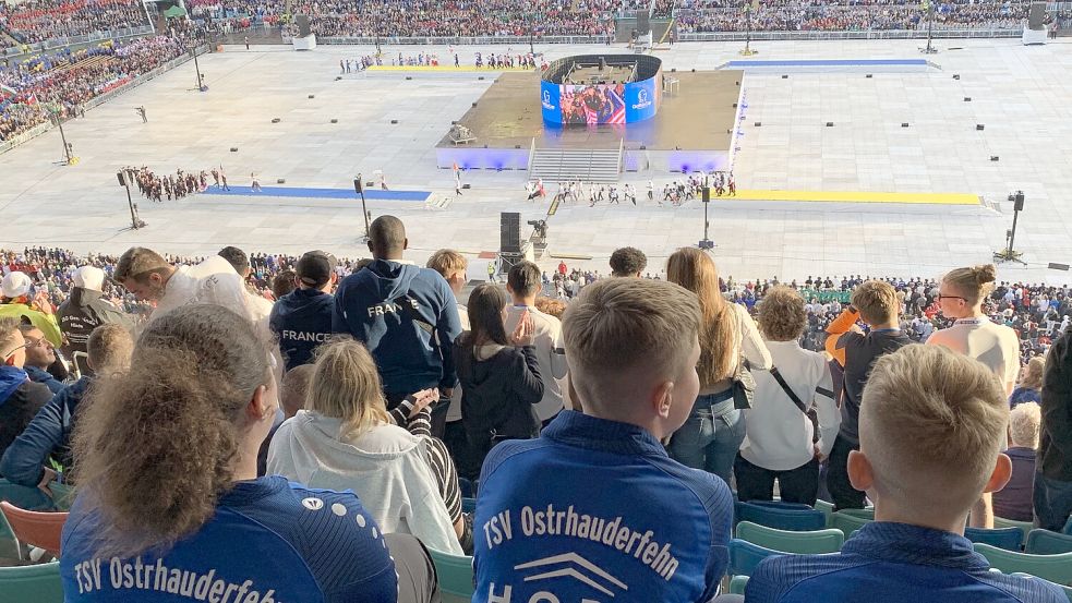 Die Mannschaft des TSV Ostrhauderfehn schaute sich die imposante Eröffnungsfeier im Ullevi-Stadium an. Foto: Privat