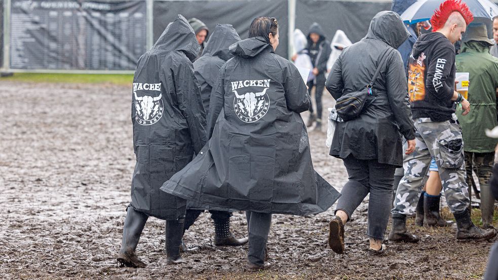 Wacken 2023 vorübergehender Anreisestop wegen der Wetterlage. Obwohl es am Montag wegen der Starkregen einen vorübergehe Foto: Dirk Jacobs/imago-images