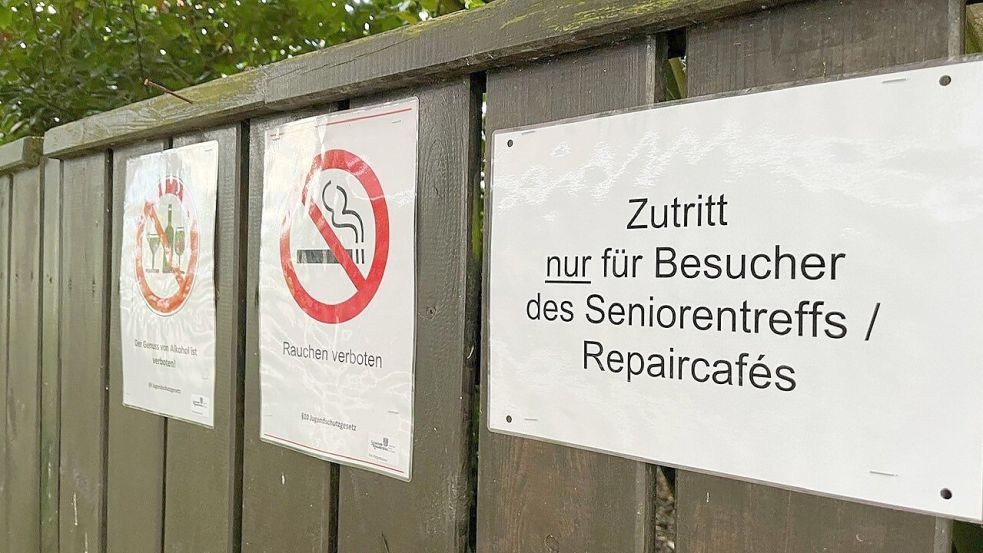 An der Rathaus-Rückseite und am Zaun zum Garten des Seniorentreffs hängen jetzt Schilder, die sagen, was alles verboten ist. Foto: Hagewiesche