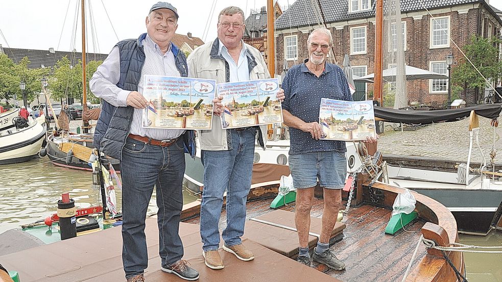 Eilert Stöter (von links), Dieter Schröer und Ulrich Stöhr präsentieren das Plakat für das Schiffer-Treffen. Foto: Wolters