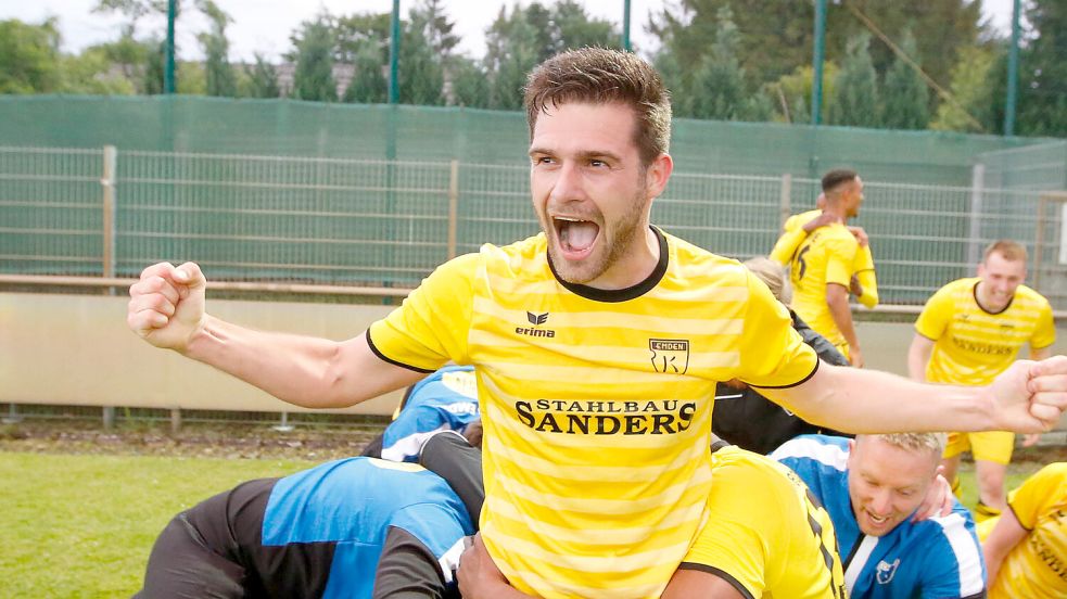 Tido Steffens feierte mit Kickers Emden 2021 in der Relegation den Aufstieg in die Regionalliga. Archivfoto: Doden