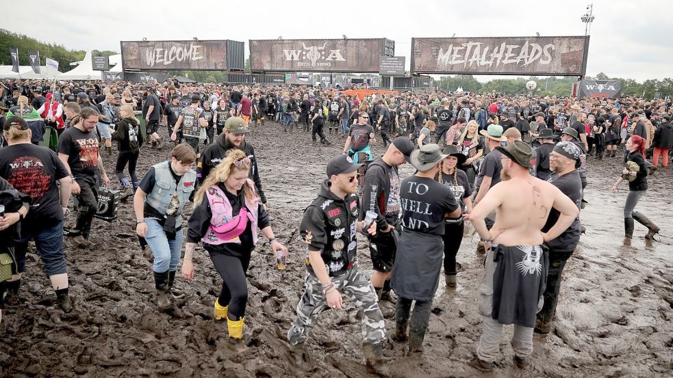 Metal-Fans warten an einem der Eingänge auf die Öffnung des Festivalgeländes. Das Wacken Open-Air (WOA) vom 2. bis 5. August gilt als größtes Metal-Festival der Welt. Foto: Charisius/DPA